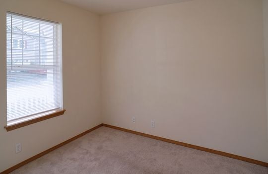 05-main-floor-bedroom