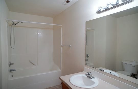 31-hall-bath