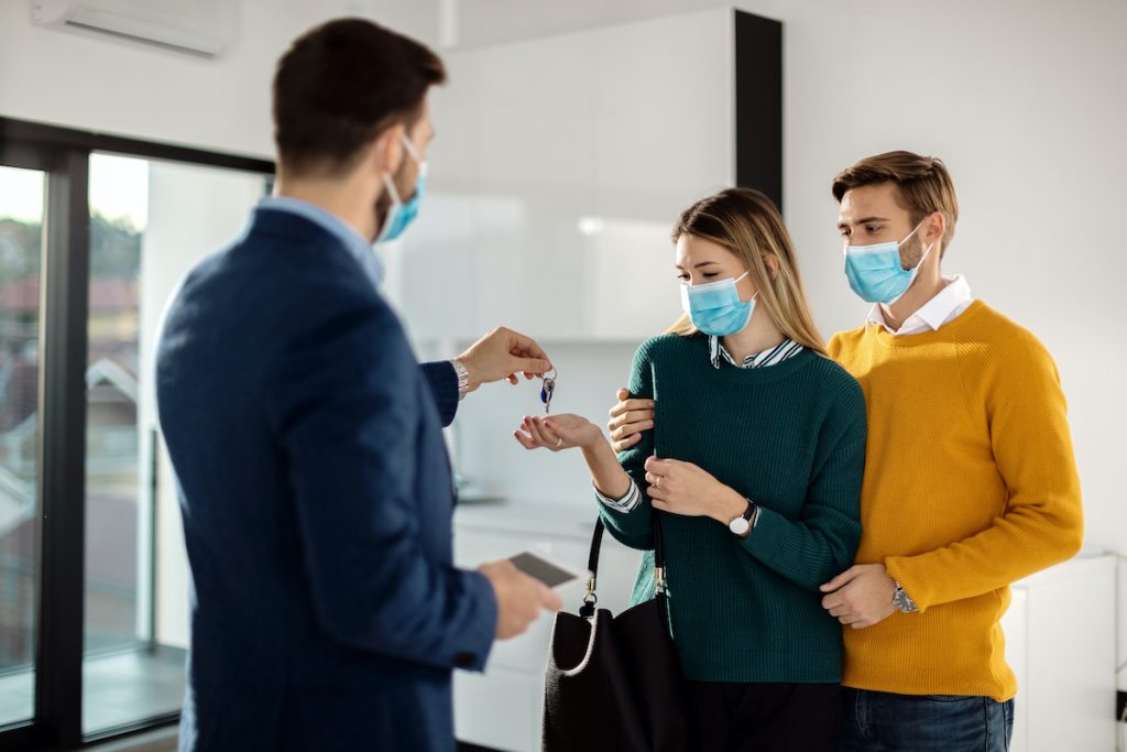 couple-buying-home-during-pandemic-1024x683