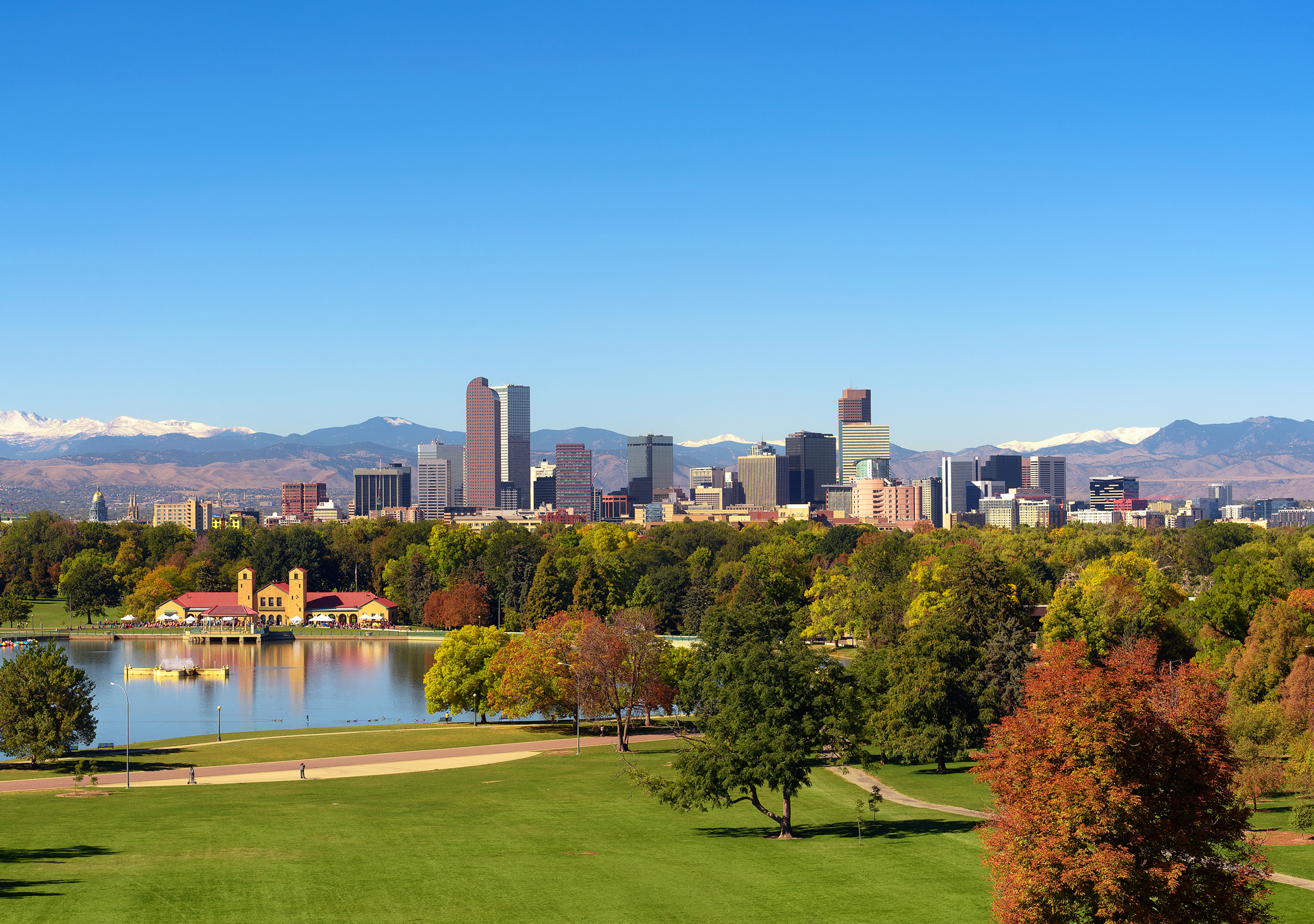City-skyline-of-Denver-Colorado-downtown-with-snowy-Rocky-Mountains-and-the-City-Park-Lake.-Large-panorama.