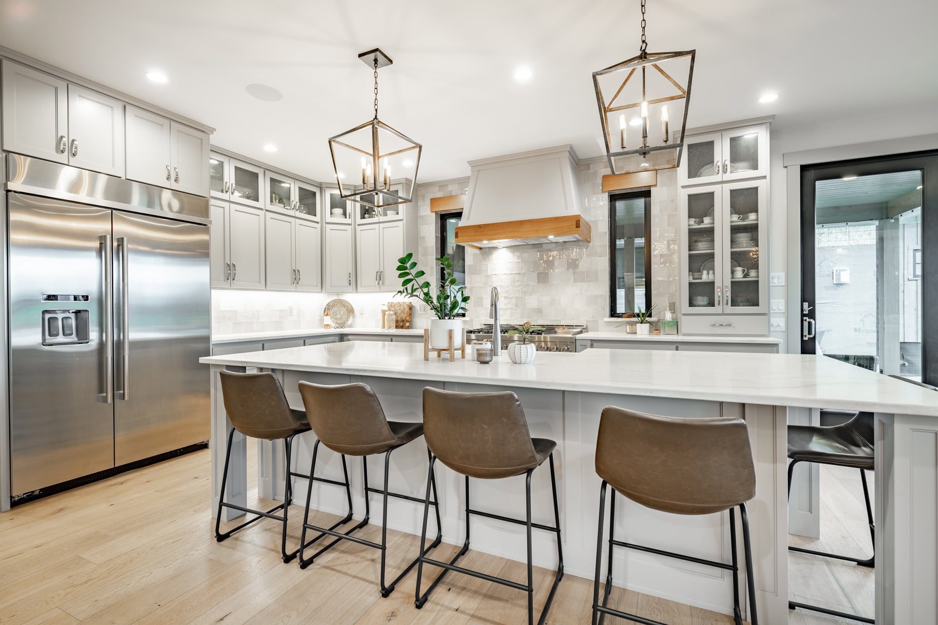 Interior,Modern,Farmhouse,Kitchen,And,Dining,Room,With,White,Countertops