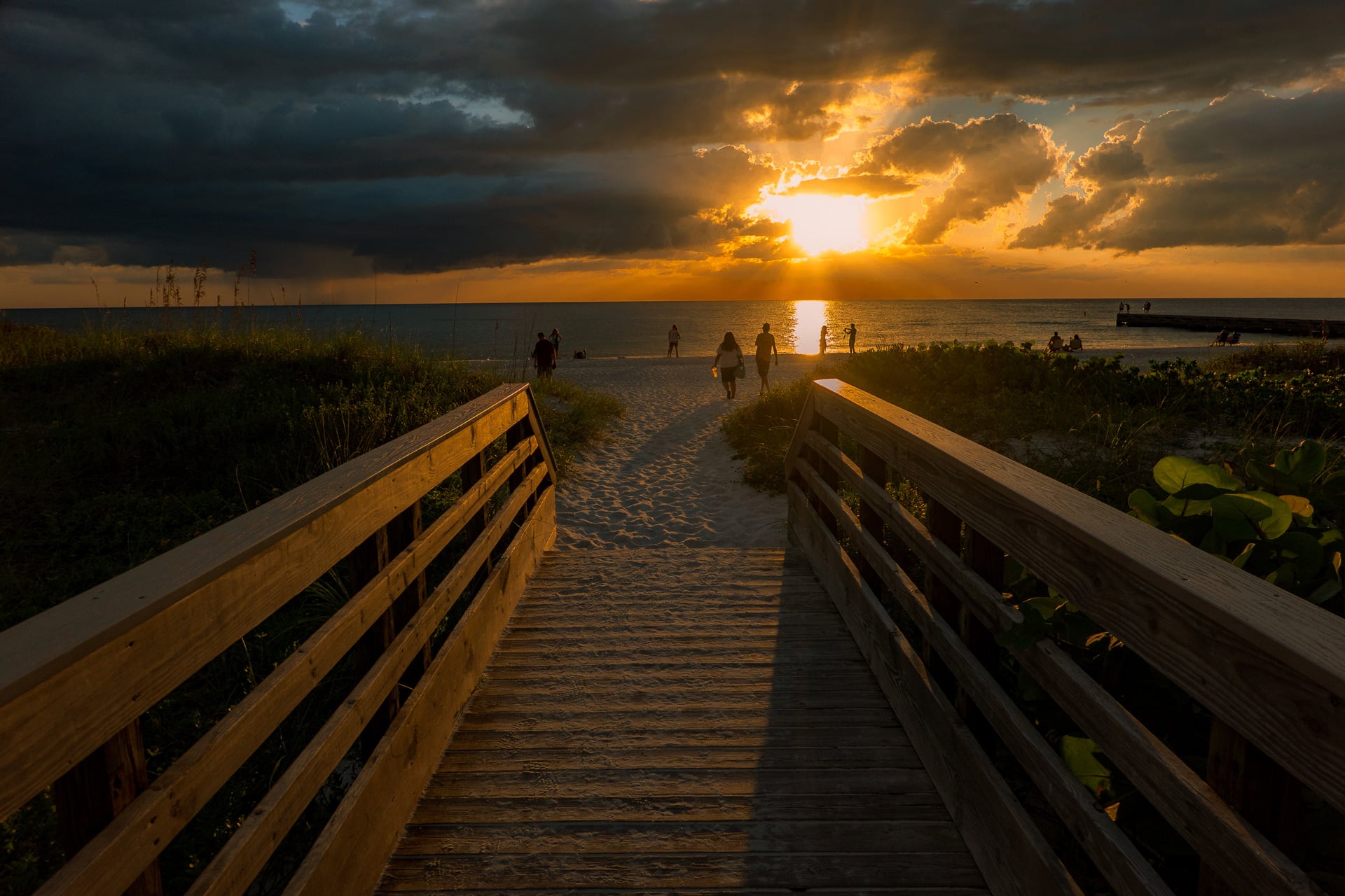 People-have-a-good-weekend-at-Bradenton-Beach,-Florida-USA.