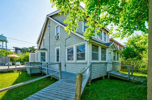 005-467694-14NCrescentDr-22_13491439