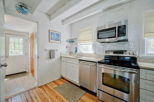 043-467694-14NCrescentDr-42_13491461