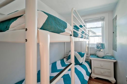 046-467694-14NCrescentDr-45_13491464