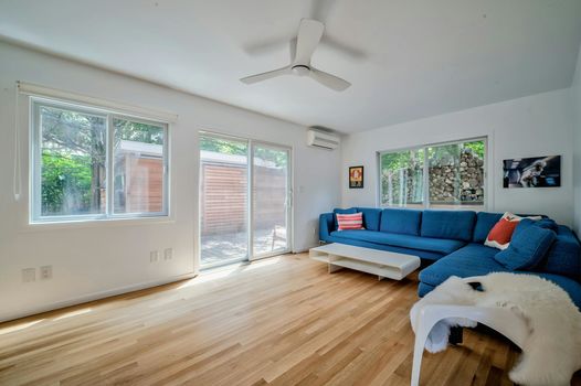 044-467010-58MidwayWalk-44_13463338