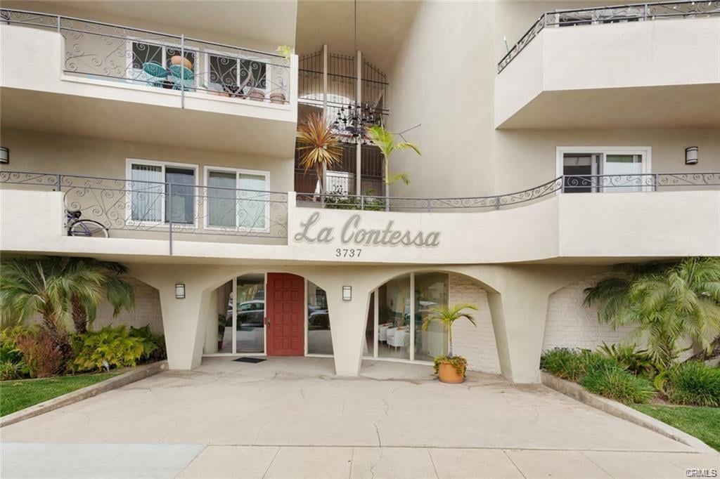 Belmont heights Long Beach condo building exterior