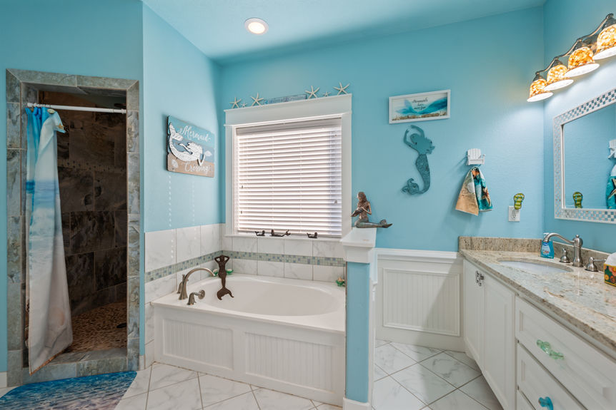 costal-living-crystal-beach-primary-bath