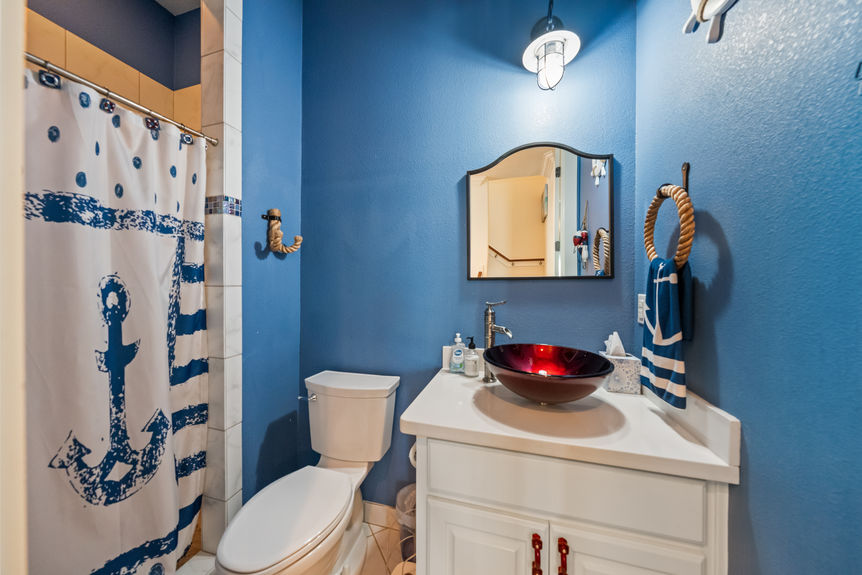 crystal-beach-texas-beach-house-bathroom