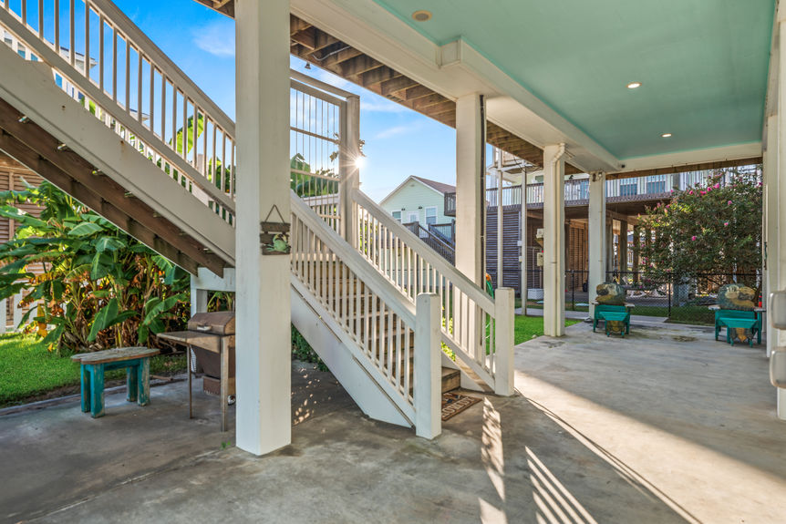 crystal-beach-tx-beach-house-covered-parking