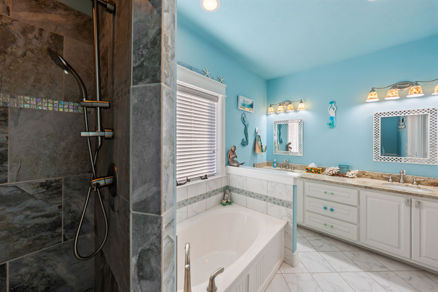 crystal-beach-tx-primary-bathroom