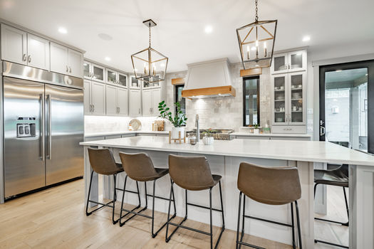 Interior,Modern,Farmhouse,Kitchen,And,Dining,Room,With,White,Countertops