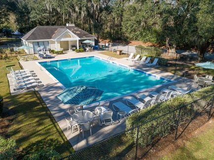Pool & Clubhouse