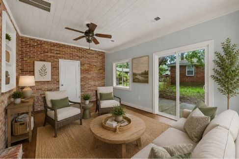 4 Seasons Room 1 - Virtually Staged