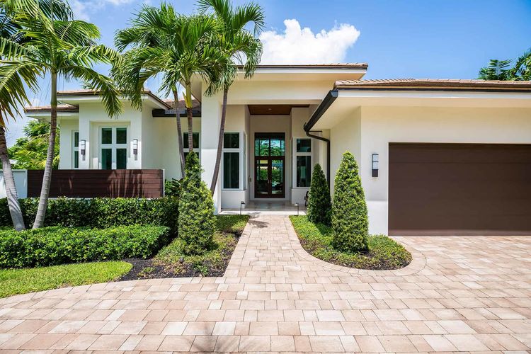 florida-home-exterior-with-palms