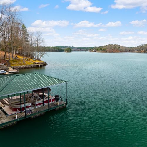 Lake Keowee vs Lake Hartwell: Which Lake Suits You Best?