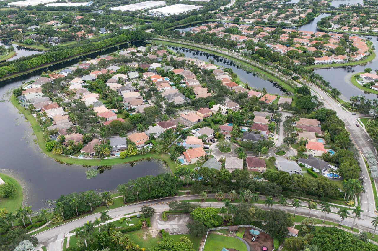 aerial-view-homes-water