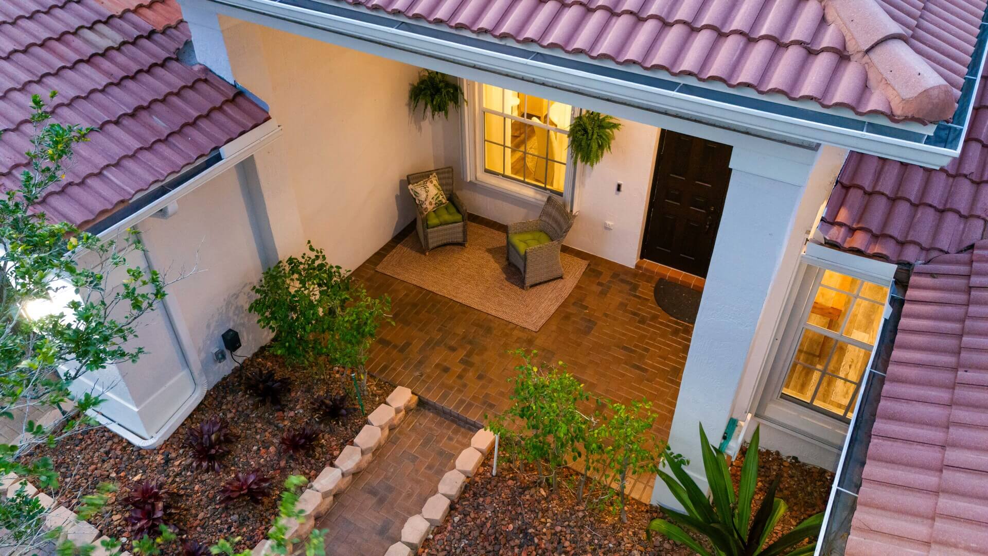 entryway-with-seating-and-plants