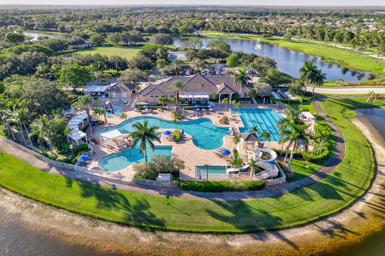 resort-style-pool-and-clubhouse