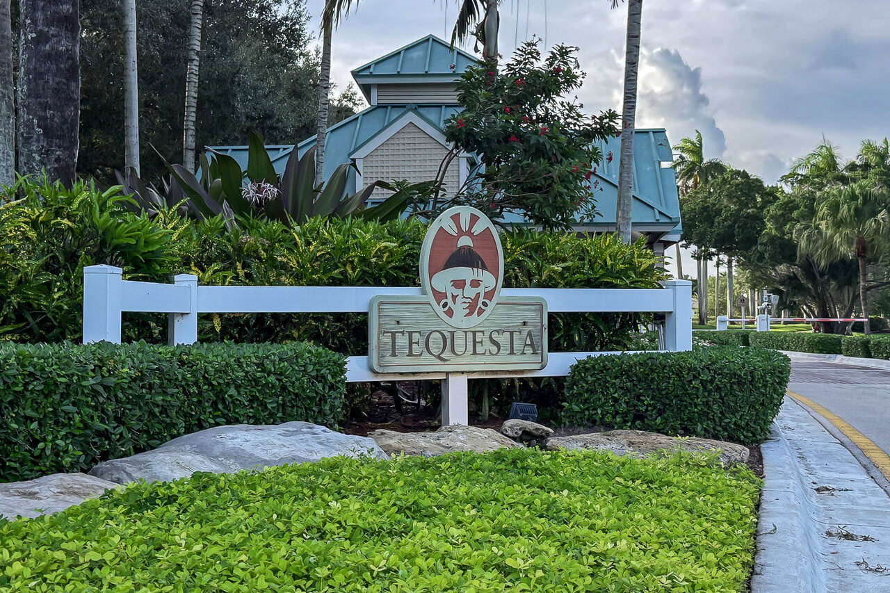 tequesta-entrance-sign-and-landscaping