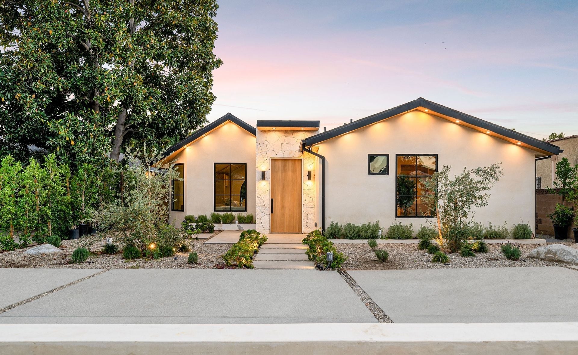 Modern single-story house with a minimalist garden at sunset, featuring clean lines and warm lighting. (1)