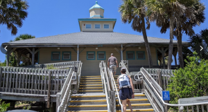 Nokomis Beach is home to the Shark Tooth snack bar, which offers a variety of food and drinks for visitors to enjoy. There are also plenty of chairs and umbrellas available for rent, making it easy to relax in the sun.