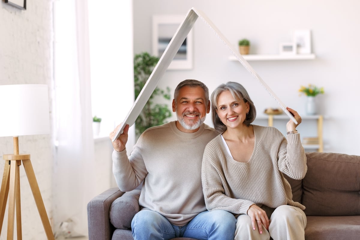 Portrait,Of,Happy,Beautiful,Senior,Caucasian,Family,Couple,Holding,White