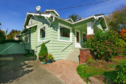 002-Montlake-Charmer