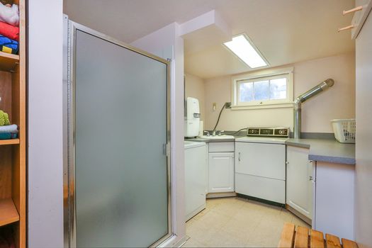 024_Stall-shower-Laundry-room