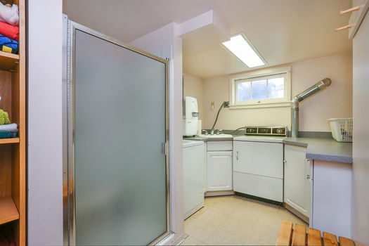 024-Stall-shower-Laundry-room