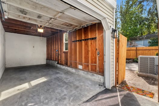Cosio & Vazquez Listing - Correct Garage Pic