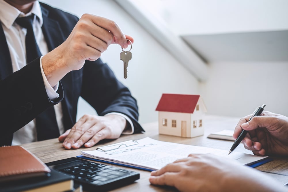 Agent hands over house keys