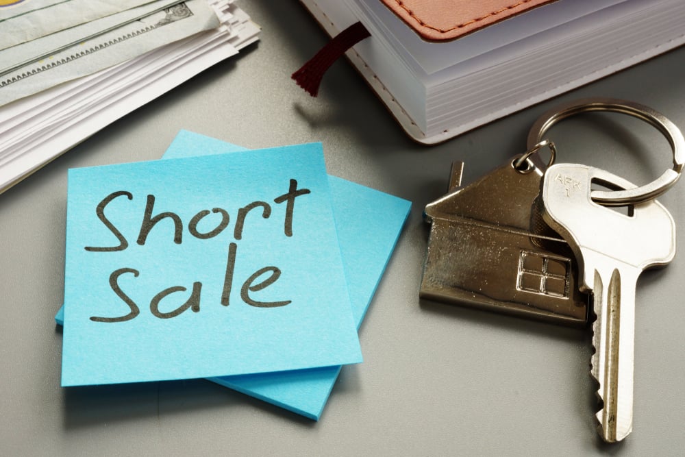 Short Sale written on sticky note