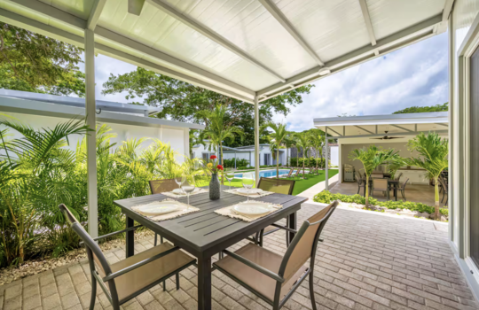 outdoor dining to pool