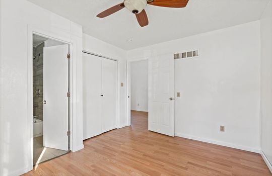 13-1900 Ewing Ave-11