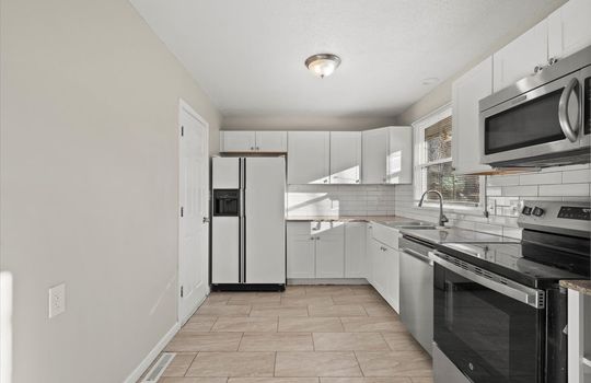 09-9203 Marsh Ave-10