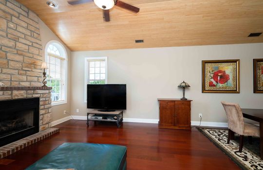 great room, vaulted ceilings, decor