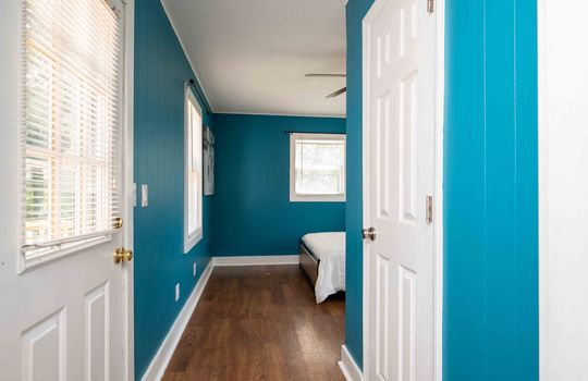 bedroom, hardwood flooring, closet, doorway