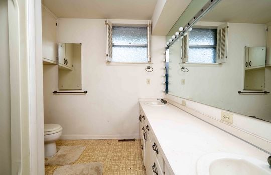 Double Vanity, Sinks, Large Mirror, Toilet