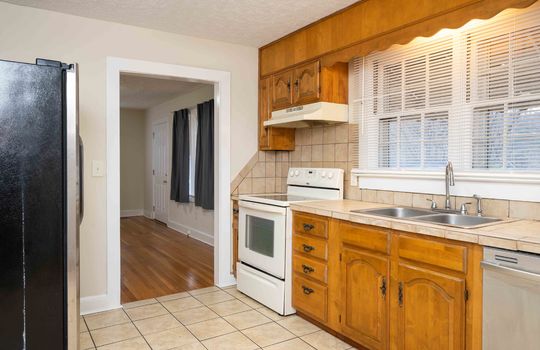 Stove/Oven, Dishwasher, Tile, Cabinets, Countertops, Refrigerator