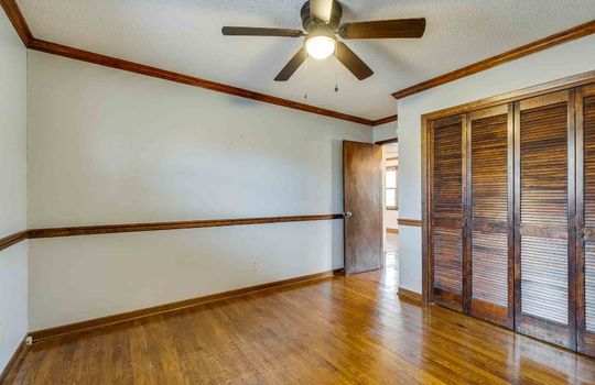 bedroom, hardwood flooring, ceiling fan, closet
