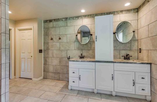 Double bathroom vanity, primary bathroom, cabinets, sinks, tile flooring, tile bath