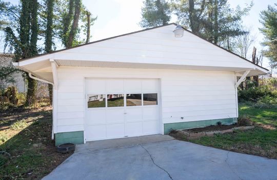 detached garage, driveway, garage door