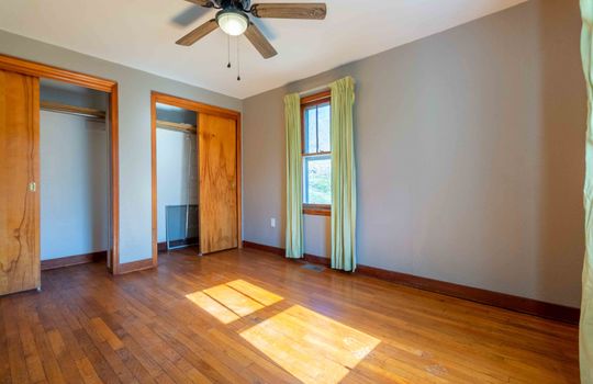 bedroom, hardwood flooring, ceiling fan, window, closet