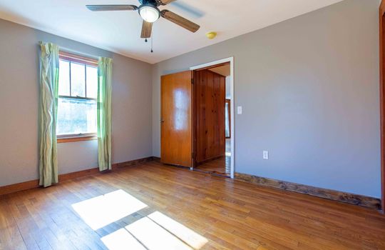 bedroom, hardwood flooring, ceiling fan, window