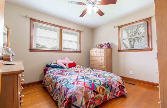 bedroom, hardwood flooring, ceiling fan
