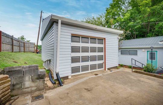 detached garage, garage door, concrete driveway