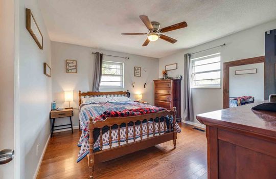 bedroom, windows, hardwood flooring, ceiling fan