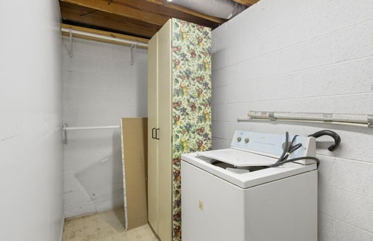 laundry space, concrete flooring, washer/dryer hookup