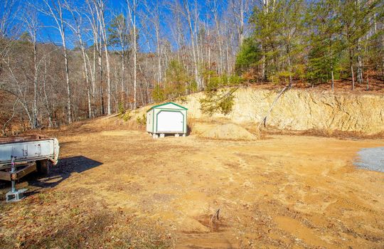 17.5 +/- wooded acres in Gate City, VA, dirt road, outbuilding